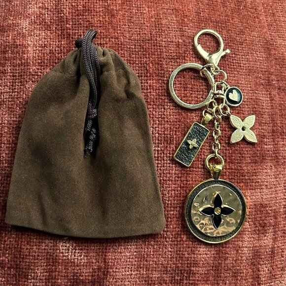 New RUSTIC CLOVER BAG CHARM, Brown Black and Gold Tone Charms - Picture 1 of 8